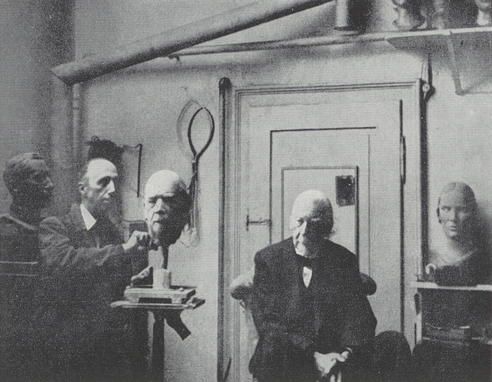 (UAZ) AB.1.1137: Heinrich Wölfflin in Hermann Hubachers Werkstatt, ca. 1945. Bild: unbekannt